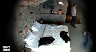 [洞穴偷拍] 大叔带小女友到洞穴房啪啪~小女友怕怕讨拍就被操一波了~