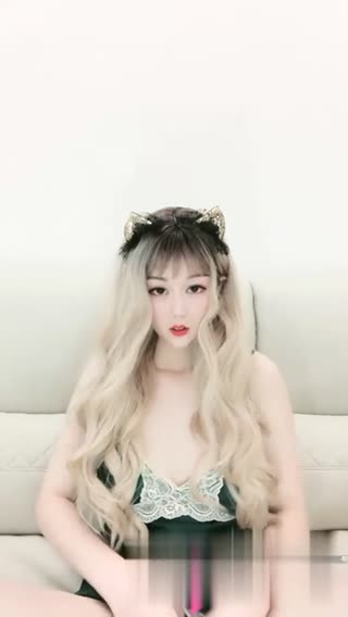 白皙美艳直播主自慰诱惑，轮流用跳蛋假屌喂嫩穴