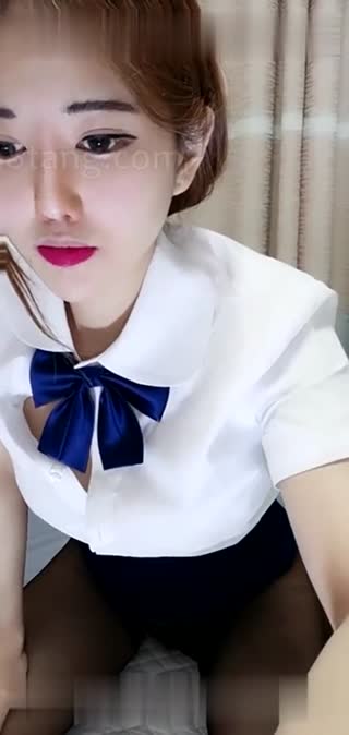 高颜质空姐开直播维持生计～找来炮友无套抽操相助！带看倌撸出新高度！