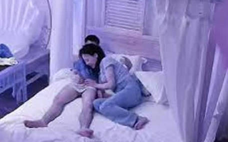 洗浴会所钟点炮房偷拍打工族小哥下班和少妇女炮友发泄一下抠逼抠到淫水往外冒再做爱