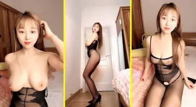 丝袜高跟露脸蜜桃允儿很带劲的小少妇，制服情趣诱惑，淫声荡语互动撩骚听指挥，火辣激情艳舞，道具抽插高潮