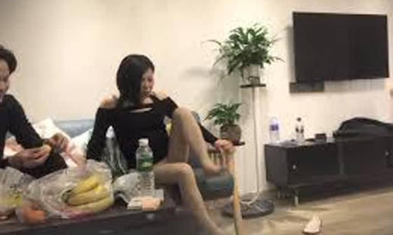 熟女阿姨轻一点好大好长后面好痛哎呦弄两下就算了你太厉害了会搞死的被小哥无套输出不停