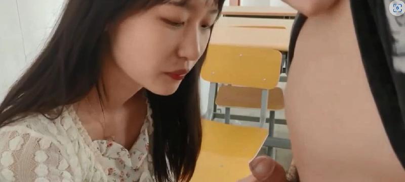 大三美女牙套妹在校外開房