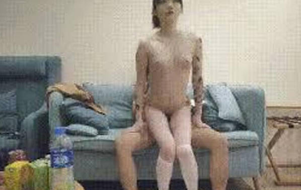 漂亮白丝小姐姐轻微可以不要太激烈你这么难出啊身材苗条皮肤超白小娇乳多毛穴在沙发被多姿势输出