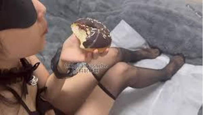 重口警告！把堂妹调教成为吃精液和尿液母狗！妹妹的精液食物吃播黑丝小母狗祈求精液甜甜圈