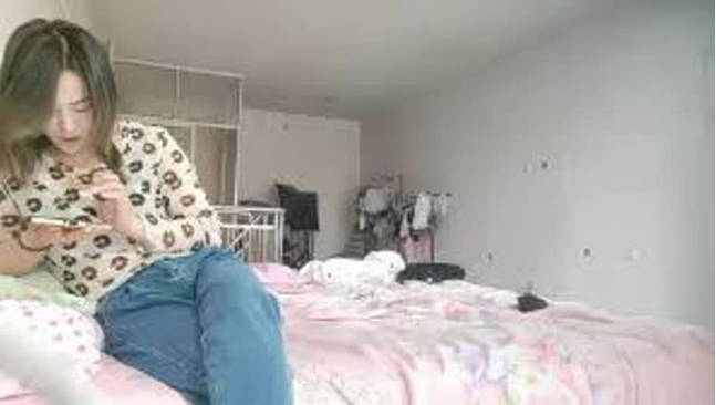 真实偷情离异良家情人小少妇被抠逼乱扭无套内射精液溢出