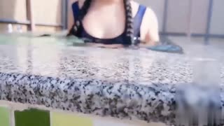 三吋萝莉果然粉嫩 制式泳装与香蕉迸出新滋味