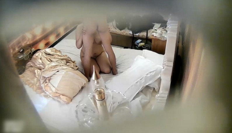 [酒店偷拍] 手游聚会上认识的大奶妹~活动结束看对眼直接开房~“别玩手游了快来玩我~.”