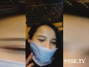 美女卡扣妹妹与海龟男友寒冷夜晚在户外大街上啪啪