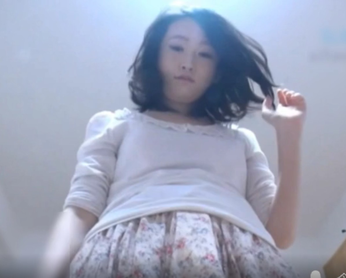 超漂亮性感的白嫩气质小少妇脱掉内裤在客厅地上被爆操内射.粉嫩馒头逼