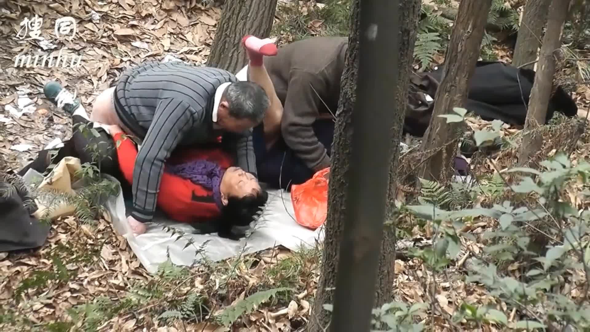 俩老头合伙草野鸡 大妈并排一人干一个不硬了撸一撸继续搞