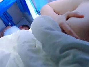 巨乳妹子在火车卧铺自拍