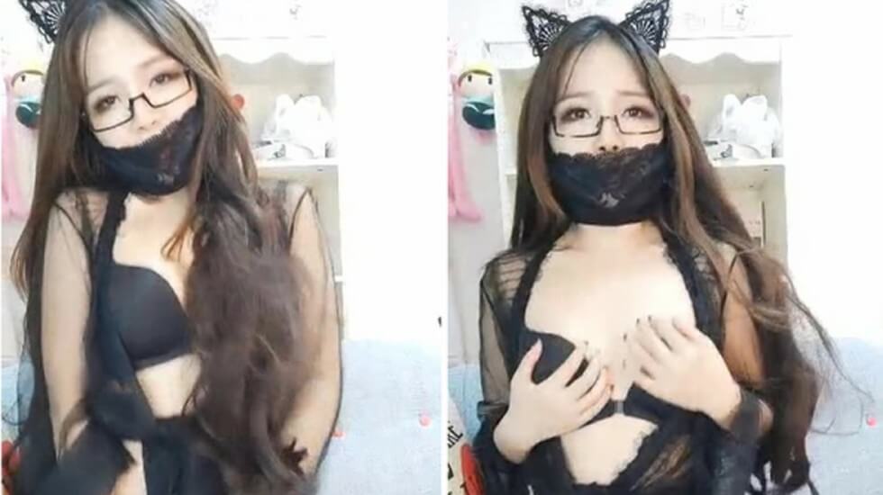 颜值不错妹子眼镜黑丝情趣装诱惑,沙发上道具JJ抽插上位骑乘呻吟娇喘,很是诱惑不要错过